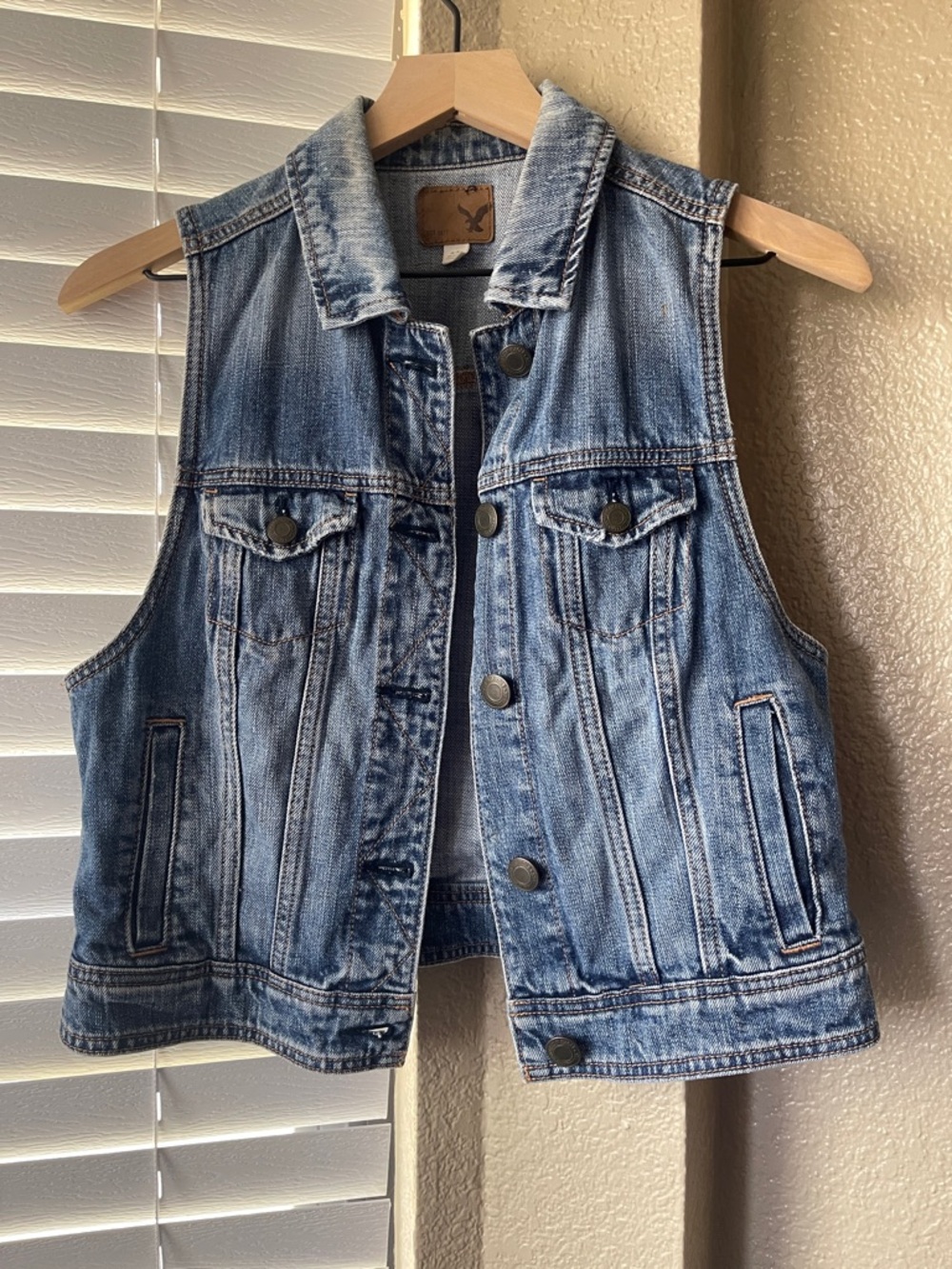 American Eagle Light Blue Denim Jacket with Leather Logo Patch Size Medium